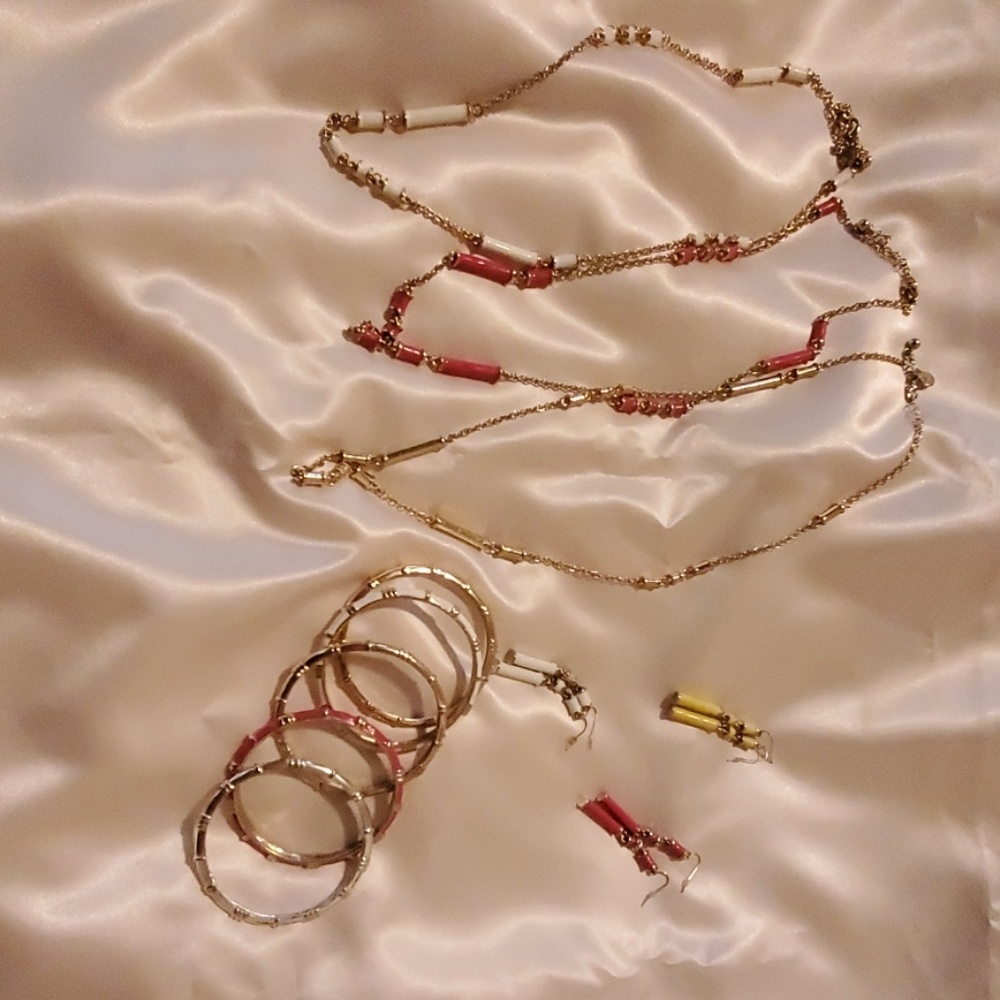Necklace, bracelet and earring set